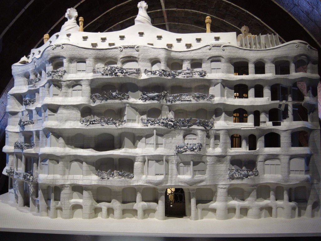 This model of La Pedrera reminded me of college builidng set models!